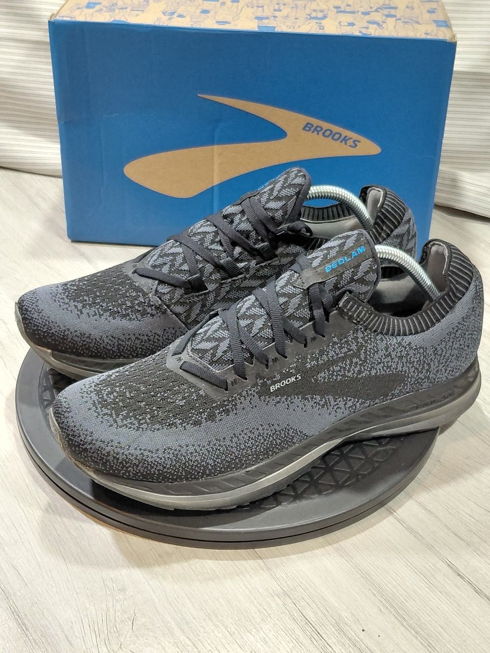 NEW Brooks Mens Bedlam Rare  Textured Knit Running Shoes Grey Black Blue MENS 10